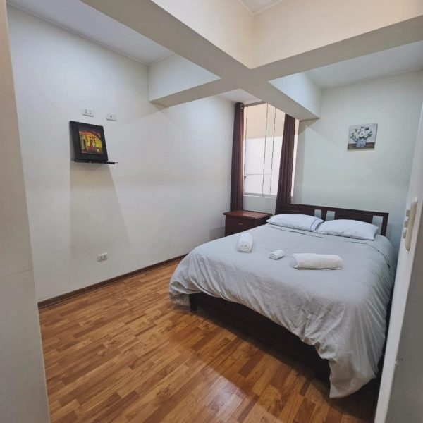 SE VENDE FLAT EN MIRAFLORES - 2 DORM + ESTACIONAMIENTO